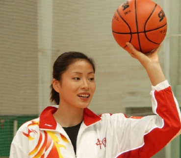 10年前不顾身高差距非要嫁给姚明的叶莉如今状况让人尴尬