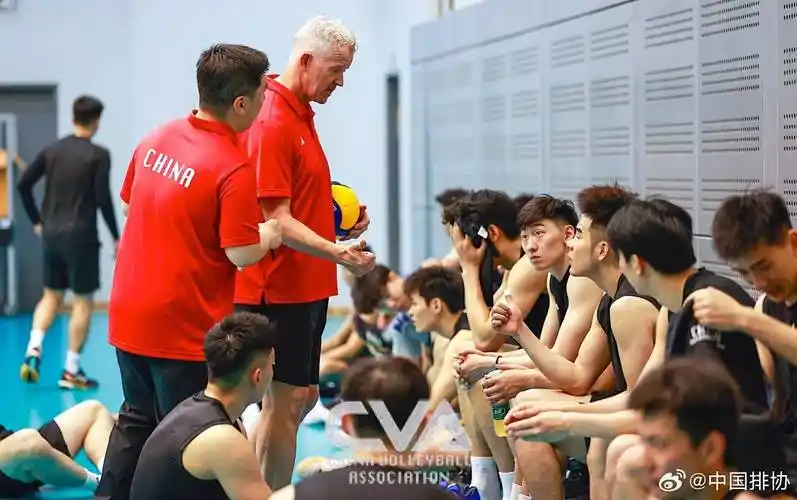 主教练,比利时著名教练海宁表示,他看到中国男排队员对于排球的热爱