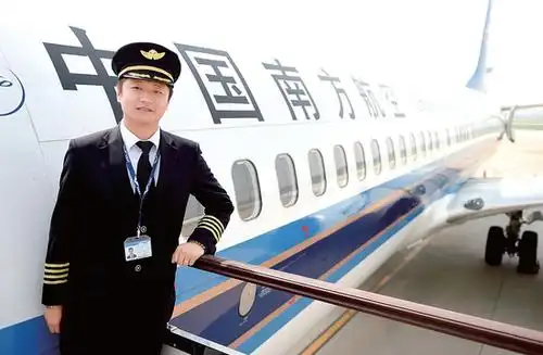 郑州帅小伙27岁当上机长 称最美风景是安全着陆
