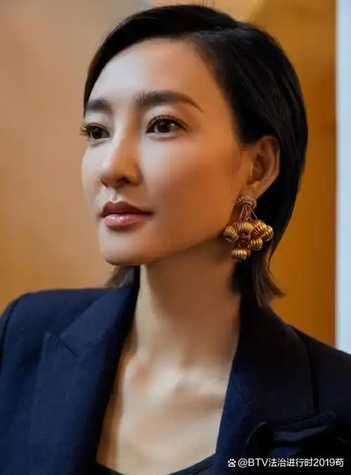 今年冬天流行什么,看王丽坤的私服搭配,给你外套穿搭灵感