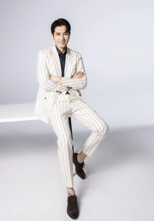 深咖西裤帅气有型,棕色风衣彰显绅士风度|彭冠英|西裤|棕色_新浪新闻