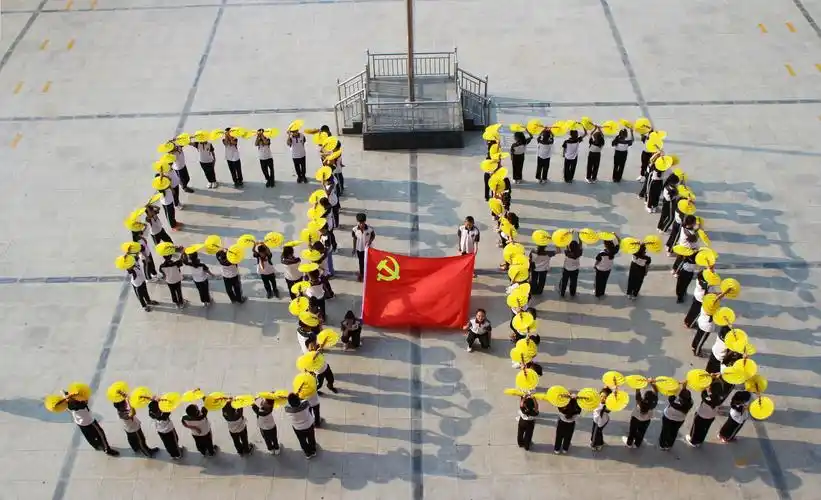 孙武街道中心小学开展"我与党旗合个影"活动献礼建党98周年