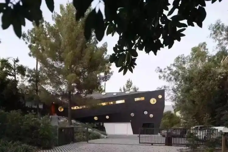 建筑师马清运的家是个外星飞船 前一段时间马伯骞的微博发了一条vlog