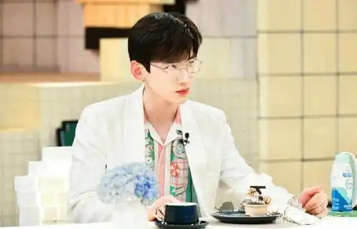 好久不见的白敬亭,最近参加了何老师的《拜托了冰箱》综艺节目,节目里