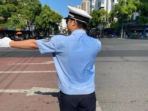 头顶烈日坚守岗位