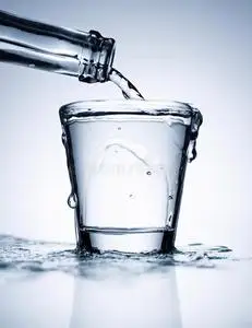 水失败装满水的玻璃杯照片