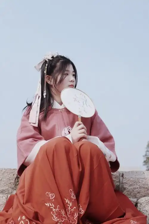 绣花汉服古风执扇看景美少女