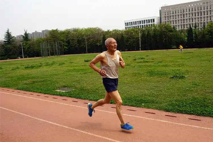 火了!西安81岁老人1分31秒跑完800米 网友:大爷始终是大爷