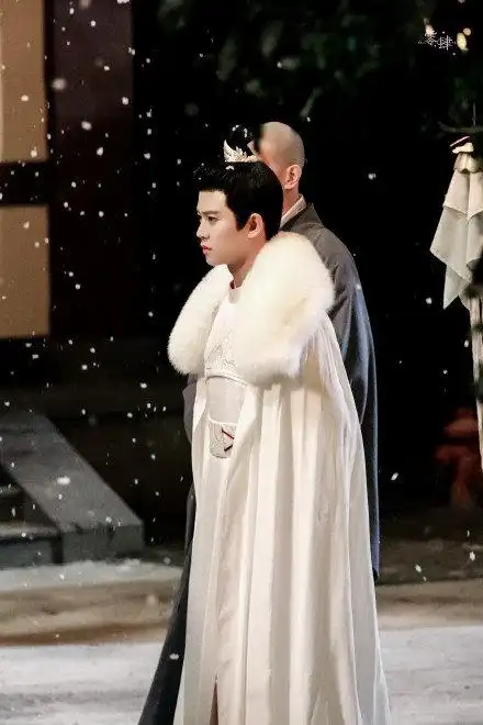 任嘉伦古装实在太苏了,翩翩白衣少年,请做个古装半永久造型吧!