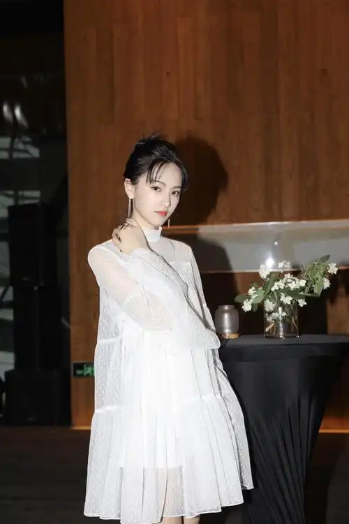 黄灿灿受邀出席时尚活动 白衣胜雪仙气满分