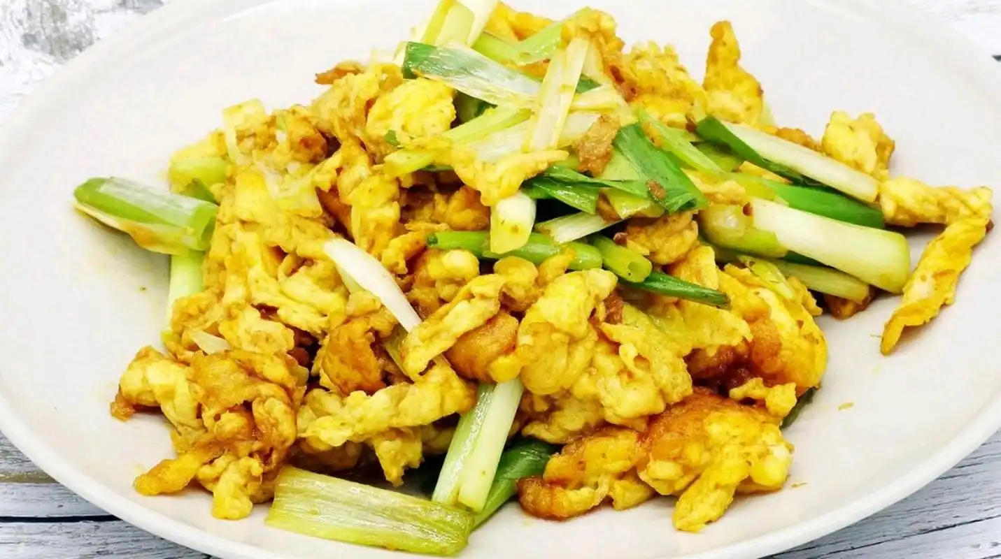 大葱炒鸡蛋是一道非常简单却又美味的家常菜.它不仅口感好,而且营养丰