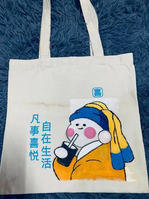 手绘帆布包喝珍珠奶茶的少女