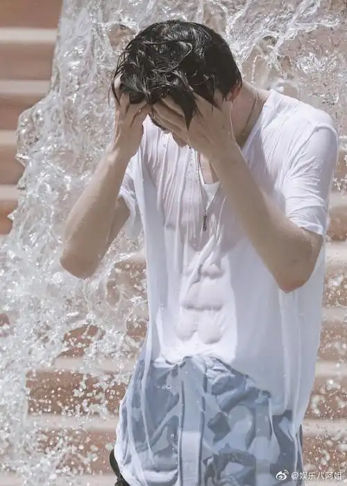 看到哥哥的腹肌了好害羞