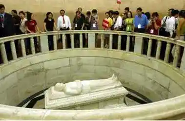 华文传媒人拜谒中山陵