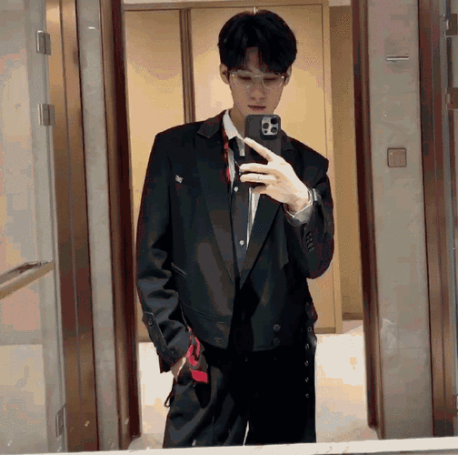 张真源深夜晒对镜自拍live