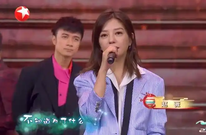 元宵晚会赵薇台前唱歌,古巨基在背后默默跟着唱,眼神深情专注!