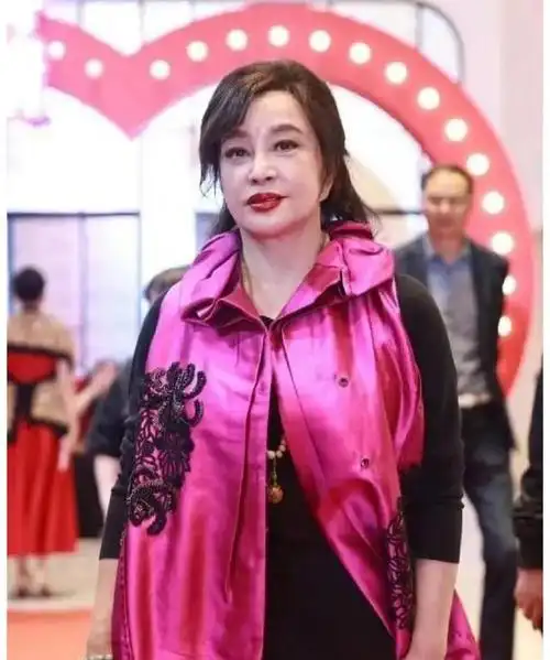 不老女神刘晓庆断崖式衰老医美也难以维持美貌如今71岁变这样