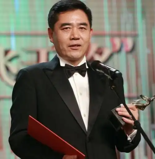 狗粮一洒,观众鸡皮疙瘩起了一身,陈宝国却得意一笑:"看还有谁说我婚变