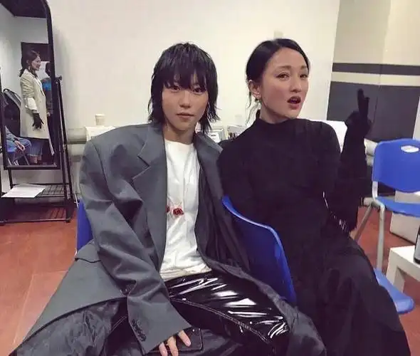 窦靖童晒与周迅合影 忘年交同框下巴纹身不见