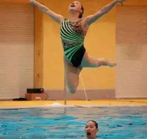 游泳池里:一件略显尴尬的事儿