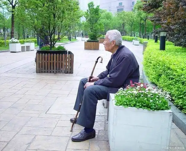 从地铁女孩默默保护老人谈起