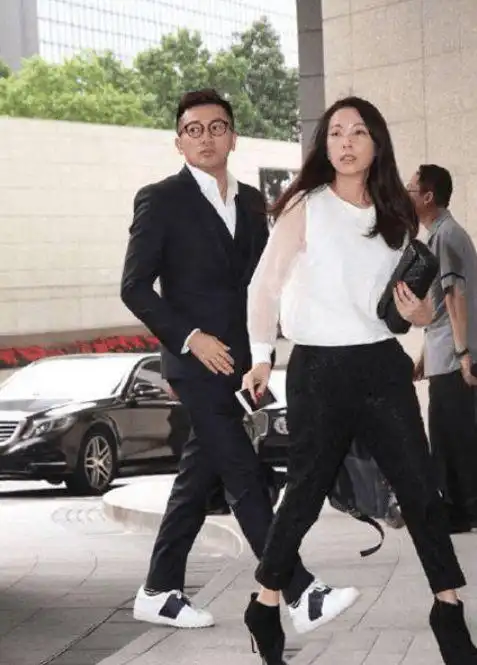 苏有朋疑与经纪人隐婚10年女方肤白貌美颜值高身价不菲很有钱