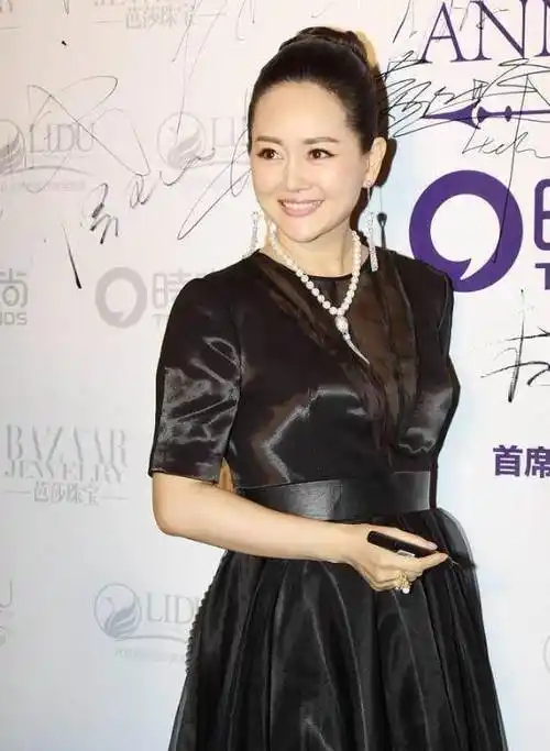 王志飞老婆身材高挑挺有气质,穿黑裙配珍珠链,阔太气息迎面而来