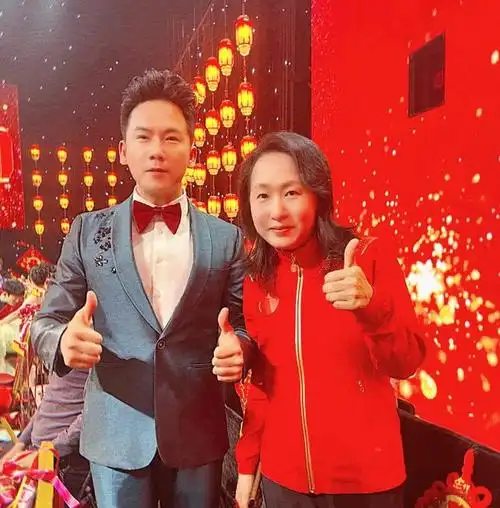 星光大道春节特辑评价两极分化黄国伦被批朱迅被赞撑全场