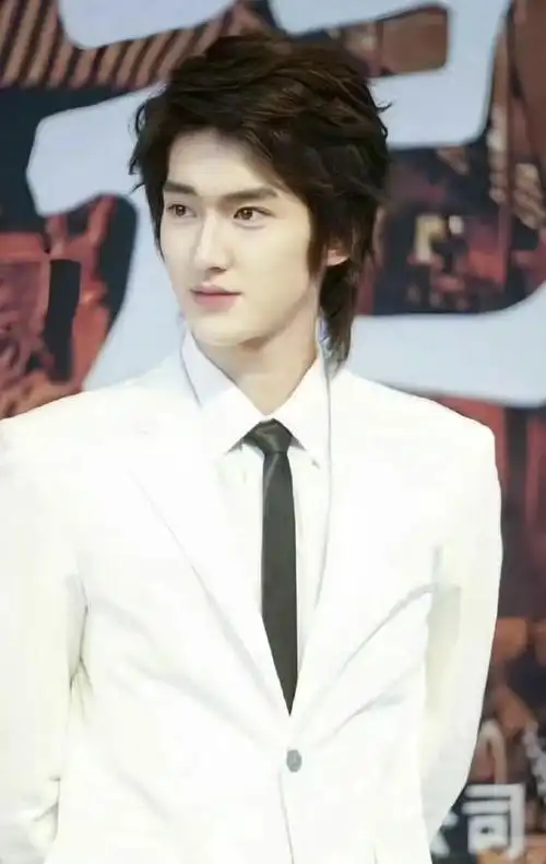 最漂亮的男明星,居然"馒化"成贵妇了?