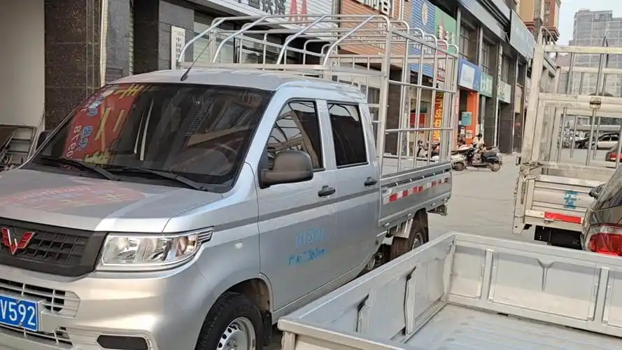 2019年4月上牌五菱荣光新卡双排仓栏货车,原装空调,电子助力方向,豪华