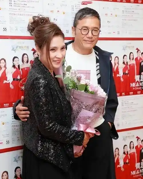 他穿风衣满头白发,戚美珍穿西装一点不显老_黑色_时尚_整体