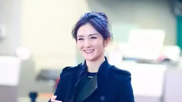 周冬雨飞机场叫嚣谢娜我奶子比你大谢娜公交车别说话