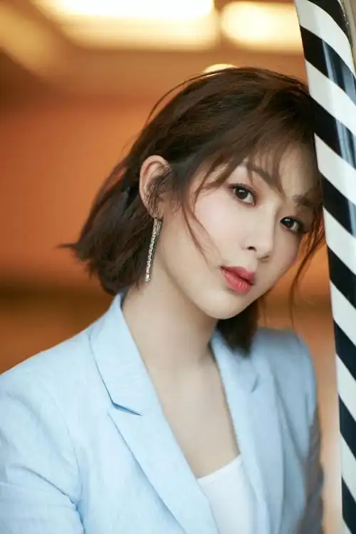 杨紫只是剪了波波头短发,搭配上衬衫和牛仔半身裙,减龄又大气