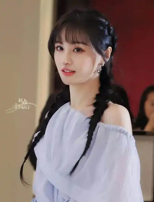 郑爽式元气减龄麻花辫还可以撑起口罩