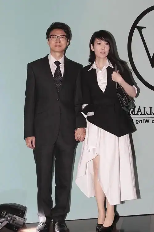 岁月不败美人!周慧敏和老公合体亮相,白裙飘飘魅力无限