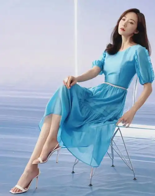 美女韩雪脚上的性感高跟鞋准确地踩在了男人的心坎上