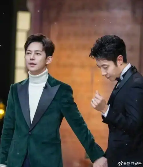 旧爱浪##何炅撒贝宁元宵晚会坐一桌