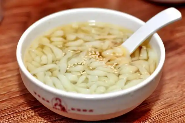 凉虾是湖北宜昌,四川,重庆等一带十分常见的特色的一种小吃,滑糯清爽