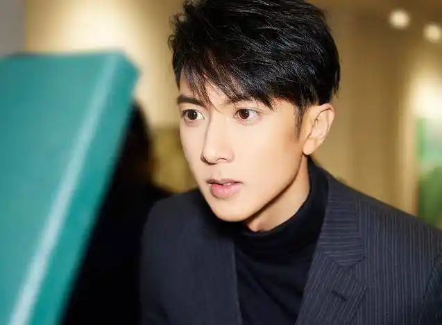 吴尊晒女儿近照,10岁穿泳衣戴墨镜,网友:有做超模的潜质!