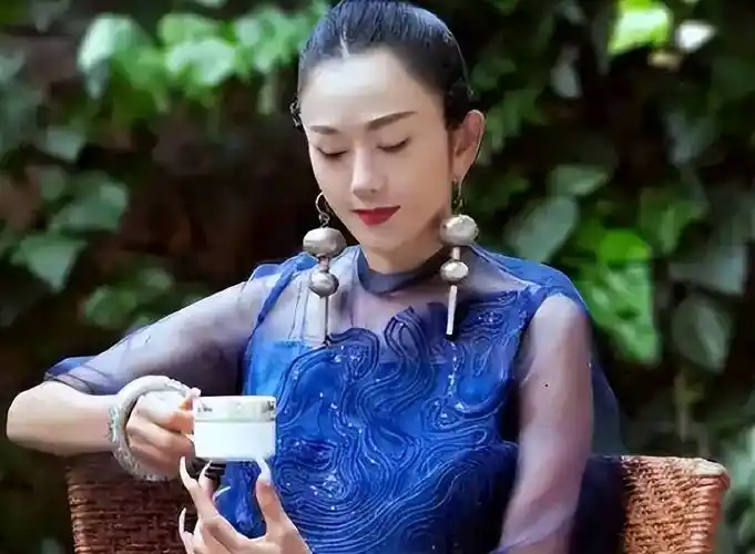 杨丽萍对自己身体要求高,长指甲影响日常生活,需要助理帮忙