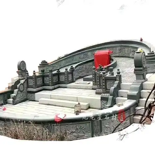 农村坟墓及墓碑比较受欢迎的是这种豪华墓碑,但是因为造价较高及当地