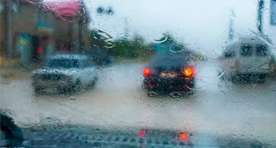 第六中学雷雨天气安全提醒 写美篇   1,开车注意集中精力    雨天行车