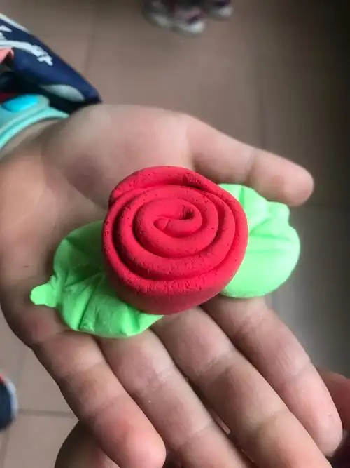 我给妈妈做朵花——梧州市中山小学彩泥社团班开展庆祝"三八妇女节"