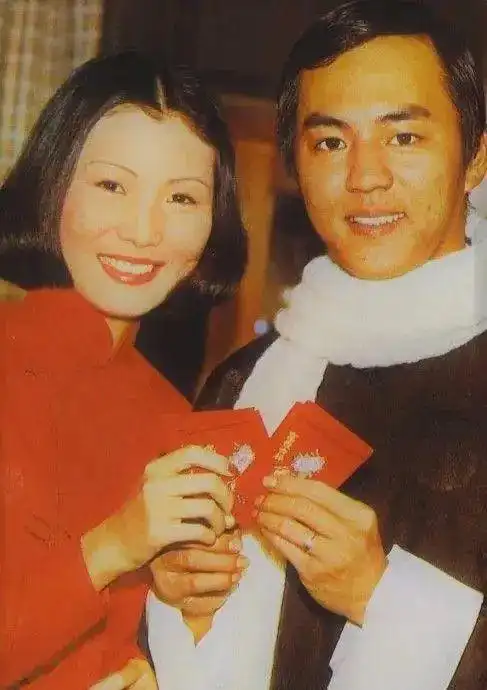 陶敏明14岁就爱上狄龙相亲相爱53年如今含饴弄孙尽享天伦之乐