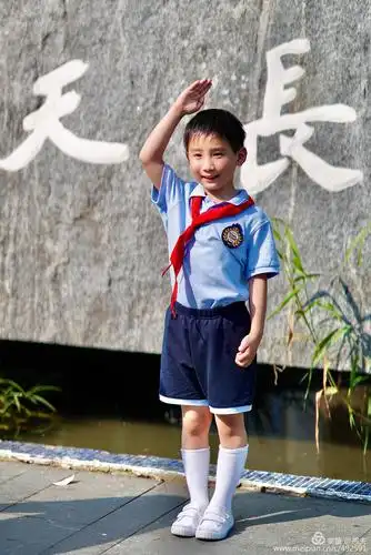 儿童节孙子戴上红领巾