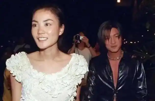 为啥谢霆锋迷上比他大11岁的王菲20多年她一弯腰,网友懂了