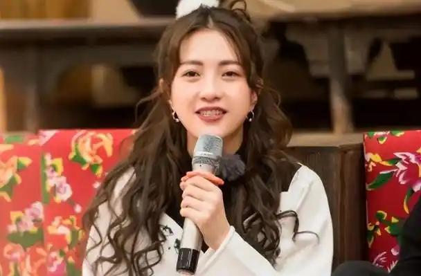 女星包文婧牵手男星包贝尔丈夫一次次将她感动哭