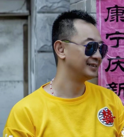 黄海波罕露面参加婚礼,戴金手链拿礼花弹,身材发福被指认不出