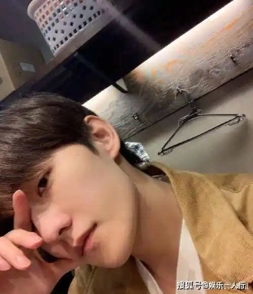 带你看看杨洋住的豪宅,房子面积不大却温馨,餐厅区收藏了不少名酒