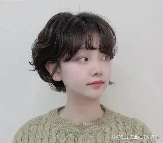 法式烫烫出来的风格整体发型也是简单自然,充满着随意慵懒的气息,尽情